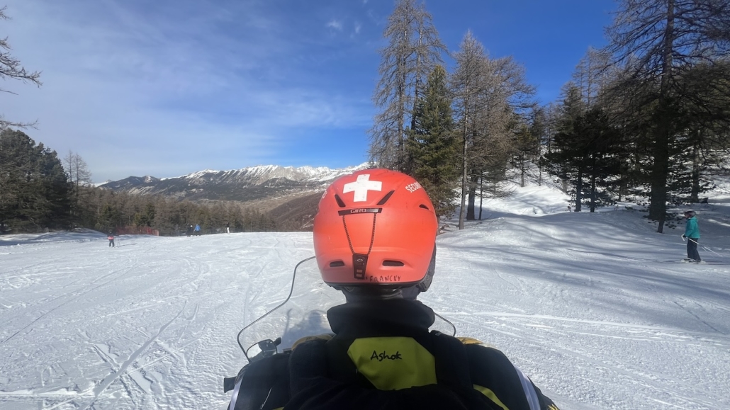 drone compagnie qui se déplace en motoneige pour rejoindre le spot de tournage dans les alpes