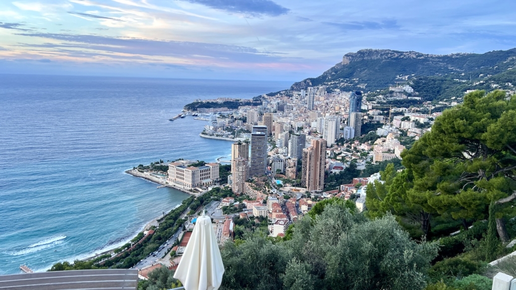 prise de vue aériennes de monaco au lever de soleil pendant une prestation drone